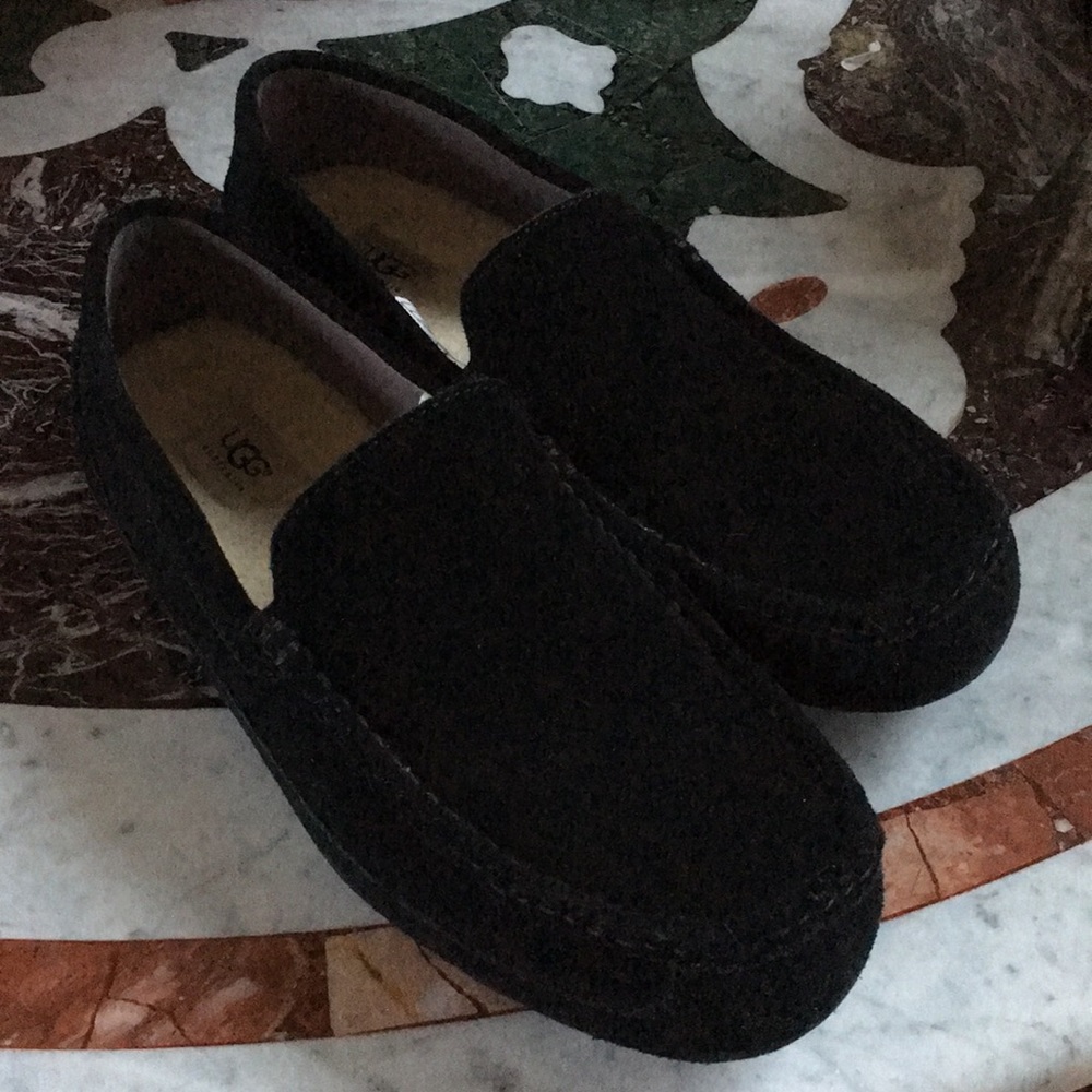 UGG Slip-on/Loafers Black Leather Brand NWT